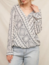 Load image into Gallery viewer, Bandana Print Long Sleeve Top - White/Navy
